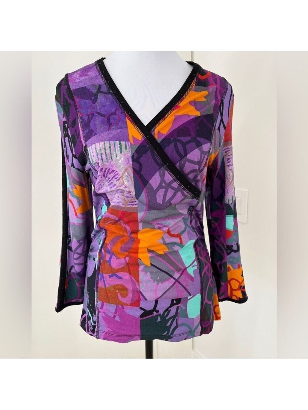 DOLCEZZA Simply Art Pullover Top 3/4 Sleeve V Neck Front Studs Artsy Colourful